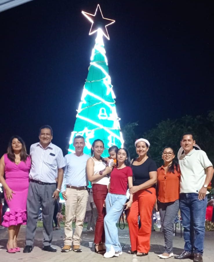 UNIDAD EDUCATIVA DEL MILENIO DR. CAMILO GALLEGOS DOMINGUEZ ENCIENDE SU ARBOL DE NAVIDAD